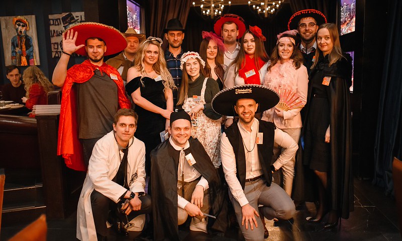 Корпоратив на Новый год в Новокузнецке — празднично украшенный банкетный зал