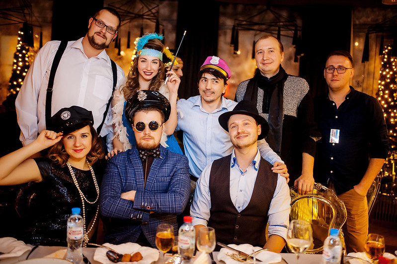 Команда компании празднует Новый год в ресторане Новокузнецке